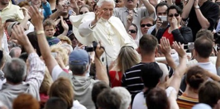 Benedicto XVI a los jóvenes: “No cedáis a lógicas egoistas”