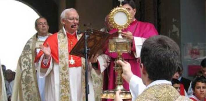 Cardenal Cañizares: «Es recomendable que los fieles comulguen en la boca y de rodillas»