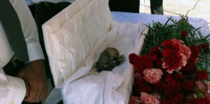 Bebé abortado durante tercer trimestre yace en ataúd durante funeral en casa alcaldía