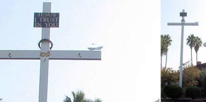 «Estructura no permitida»: así califican a una cruz que una mujer ha puesto en su jardín