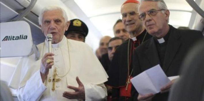 Una abierta y sincera entrevista de Benedicto XVI con los periodistas rumbo a Berlín