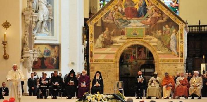 «La Iglesia católica no cejará en la lucha contra la violencia», Benedicto XVI en Asís