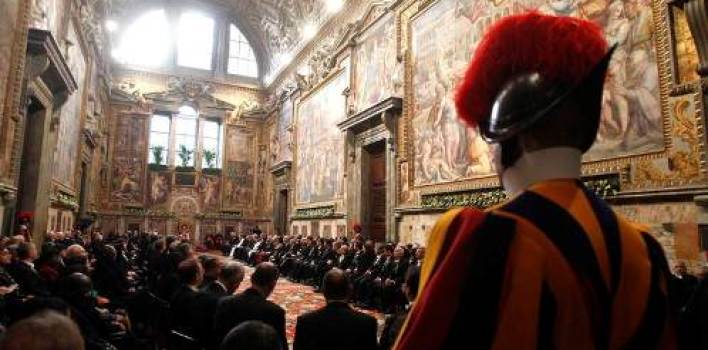 El Papa a los embajadores: «Basta de las persecuciones de los cristianos»
