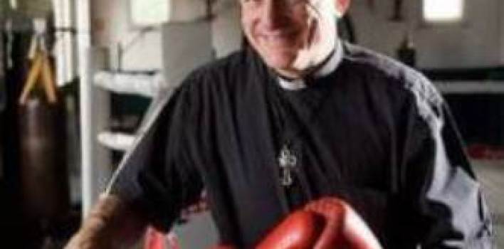 Australia; el sacerdote boxeador busca un récord