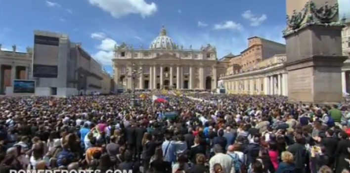 Por Cristo la Iglesia está cerca a los que sufren, dice el Papa en mensaje de Pascua 2012