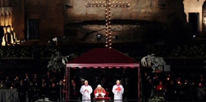 El Papa destaca el valor de la familia cristiana durante el Via Crucis en el Coliseo Romano