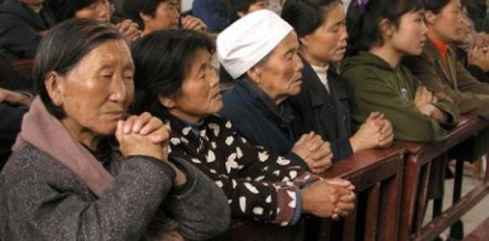 Un cura chino que pasó 25 años en cárcel para ser «reeducado» fallece «al pie del cañón» a los 100