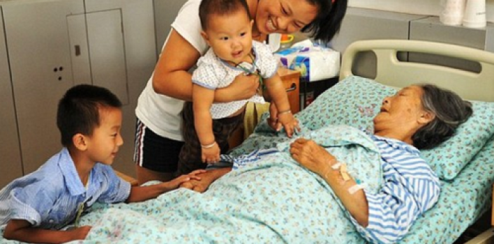 Lou Xiaoyng, la nonagenaria china que ha salvado a 30 bebés abandonados en la basura