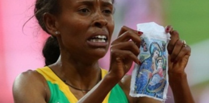 Una imagen de la Virgen cruza la meta con la atleta que ganó el oro en las Olimpiadas de Londres