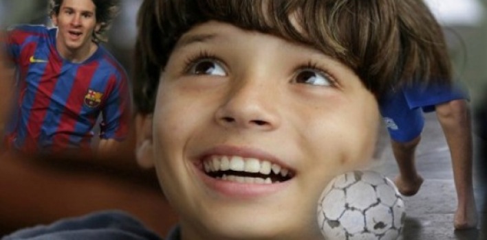 Gabriel, el niño sin pies que jugó fútbol con Messi, derriba mito del aborto eugenésico