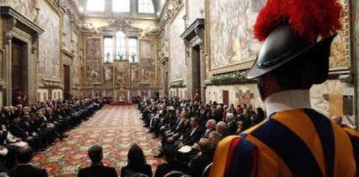 Benedicto XVI: «La paz social está amenazada por ciertos atentados contra la libertad religiosa»
