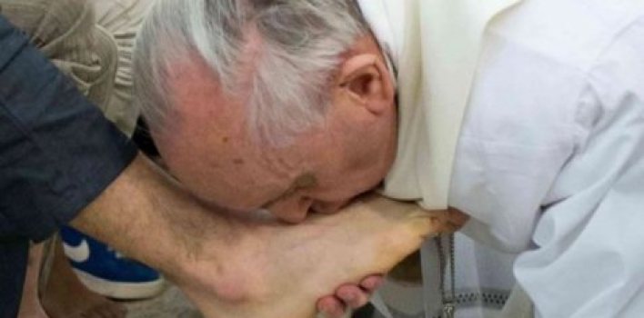 El Papa Francisco lavó los pies a doce jóvenes de diversas nacionalidades y religiones