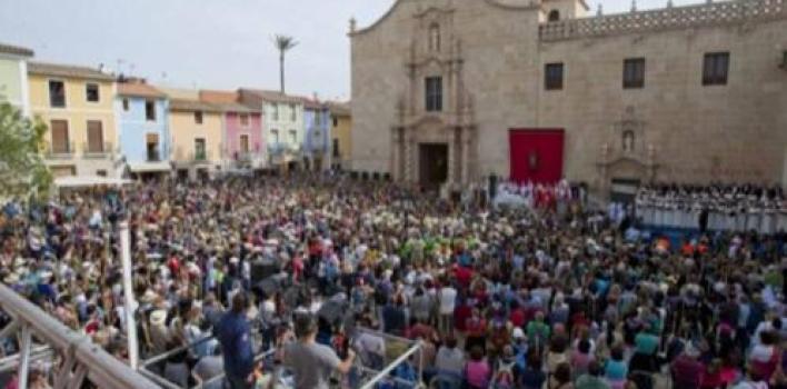 Más de 100.000 personas veneran la Santa Faz de Alicante, paño que quizá cubrió el rostro de Cristo
