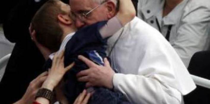Abrazo del Papa a niño con discapacidad fue para todos los pobres, asegura su padre