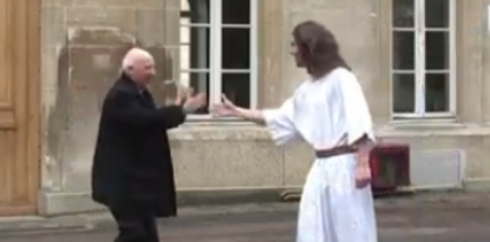 «Jesús» y el obispo de Bayeux-Lisieux hacen un chócala de nudillos en un vídeo sorprendente