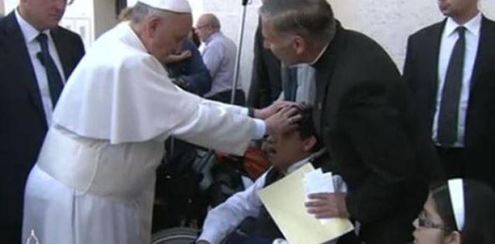 El Papa Francisco hace una oración de liberación en un endemoniado