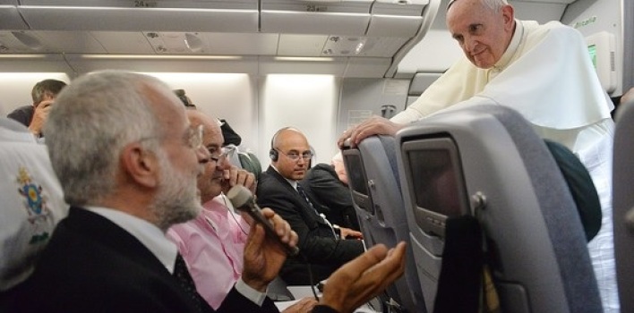 El Papa concede una amplia e inédita entrevista en el vuelo de regreso a Roma