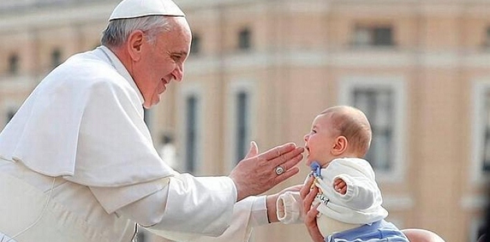 Una joven decide no abortar y el Papa le ofrece bautizar a su hijo