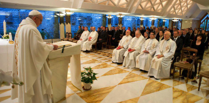 No a los cristianos de doble vida, pide el Papa en su homilía
