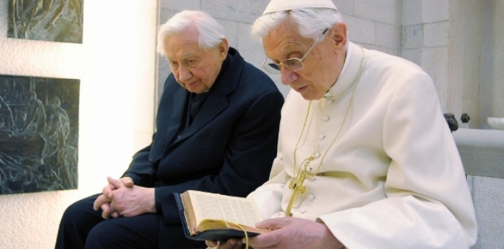 Benedicto XVI pasará la Navidad en compañía de su hermano