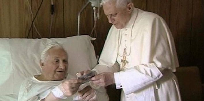 Benedicto XVI visita a su hermano en el Policlínico Gemelli