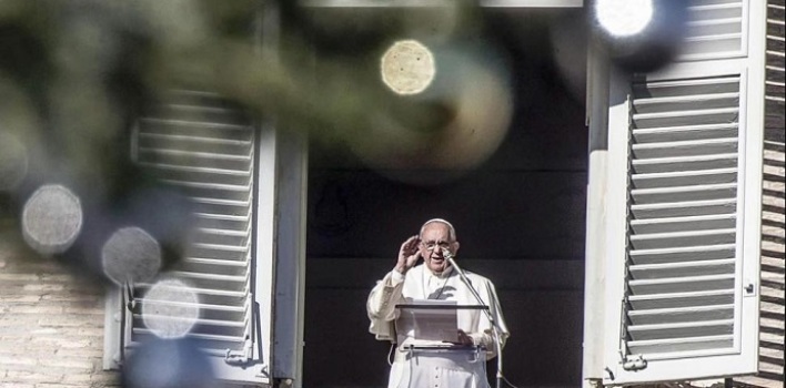 Vivir una Navidad cristiana, libres de toda mundanidad, pidió el Papa Francisco