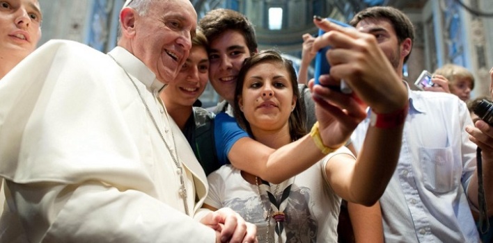 Atrévanse a ser felices, pide el Papa a los jóvenes del mundo y recuerda a Juan Pablo II