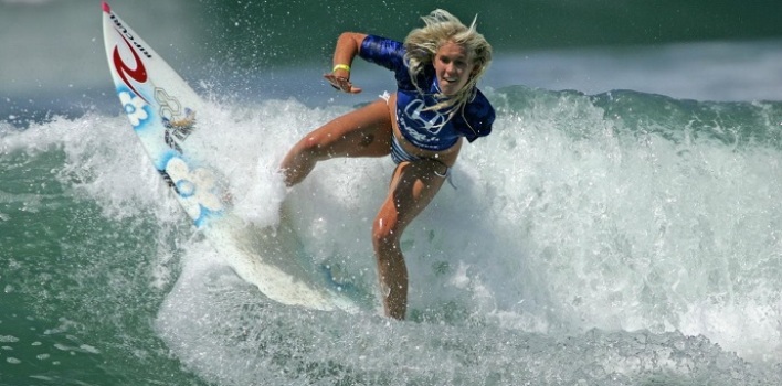 Bethany no es sólo una gran campeona de surf, a quien un tiburón arrancó el brazo…
