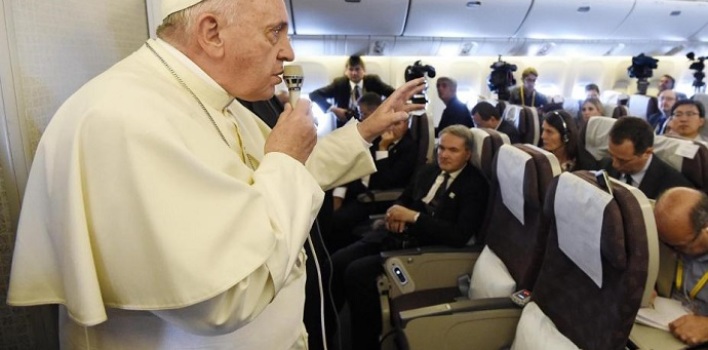 Francisco, en el avión, confirma que Roma sigue investigando Medjugorje para orientar a los obispos