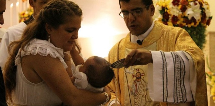 ¿Por qué los católicos bautizan a los niños, si no tienen pecado y no han llegado al uso de razón?