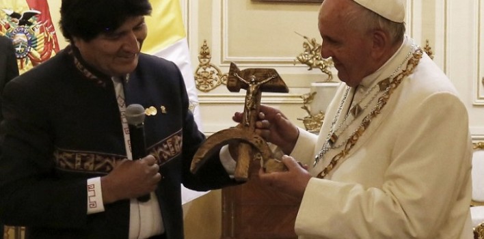 Así reaccionó el Papa cuando Evo Morales le regaló Cristo sobre hoz y martillo