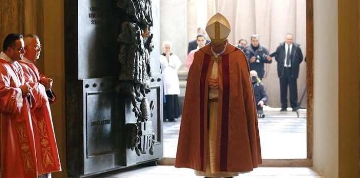 El Papa abre la Puerta Santa de la basílica de San Juan de Letrán