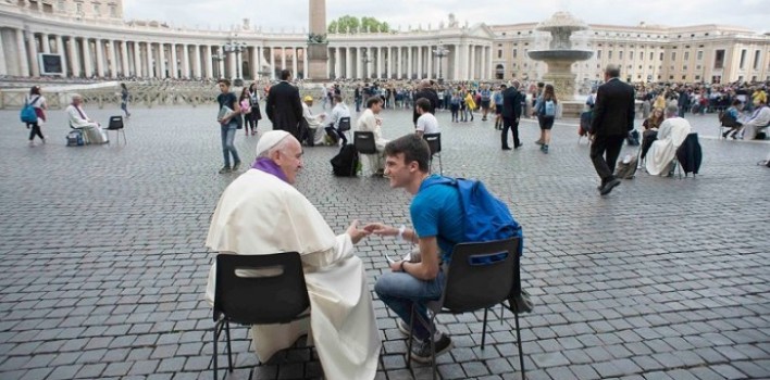 El Papa confiesa a jóvenes adolescentes en la plaza de San Pedro