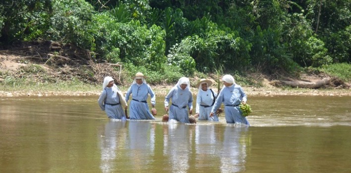 Donde no hay curas, allí están ellas: las monjas todo-terreno que bautizan, casan y entierran.