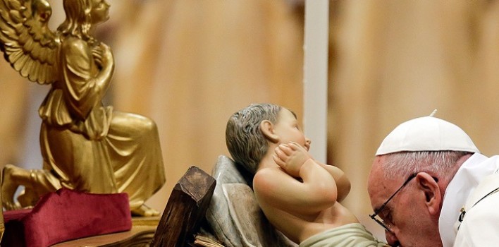 El Papa en la misa de Nochebuena: ‘Dejémonos interpelar por el Niño Jesús y por los niños excluidos’