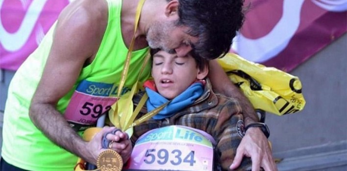 La inspiradora historia de un padre que corre maratones con su hijo con discapacidad