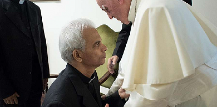 El Papa recibe al padre Tom: cautivo de yihadistas, le cuenta, rezaba mentalmente la misa cada día
