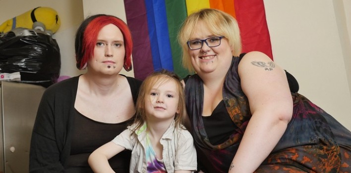 Así es la «familia de género fluido»: él es trans, ella es hombre y/o mujer y el hijo ya decidirá