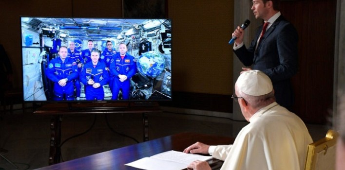 El Papa llama al espacio y los astronautas le dicen que su unidad en la diversidad les hace fuertes