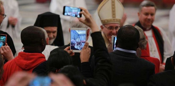 El Papa: Entristece ver fieles y obispos que hacen fotos en Misa. ¡No es un espectáculo!