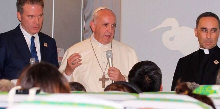 El Papa Francisco durante la rueda de prensa en el vuelo de regreso a Roma