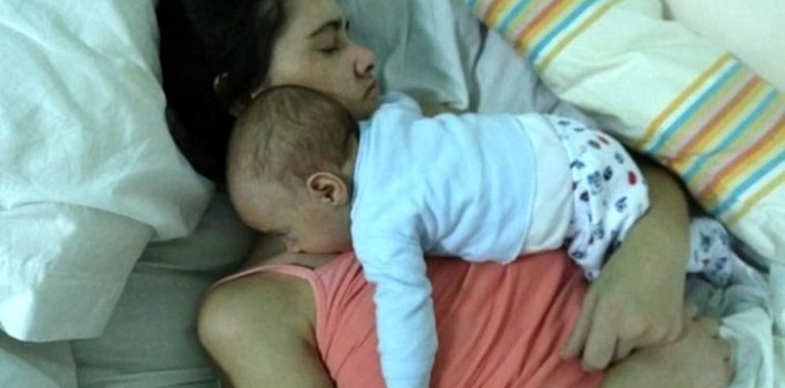 Mujer que dio a luz en estado de coma despierta y conmociona las redes