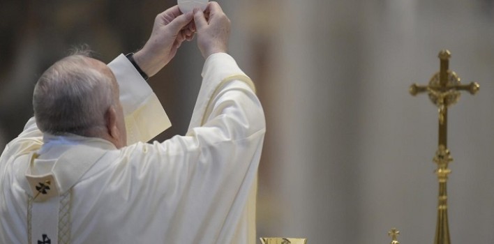 El Papa: La fragilidad de una Hostia rompe las corazas de nuestro egoísmo