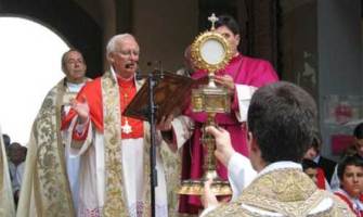 Cardenal Cañizares: «Es recomendable que los fieles comulguen en la boca y de rodillas»