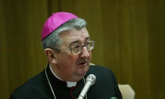 Arzobispo irlandés asegura que Iglesia y Estado deben colaborar en protección de los niños