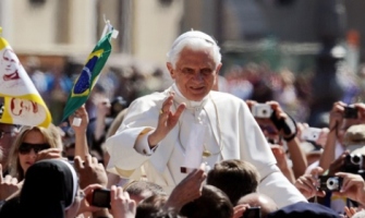 Benedicto XVI: «Cumplir la ley de Dios, es el secreto de la felicidad del hombre justo»