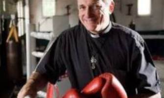 Australia; el sacerdote boxeador busca un récord