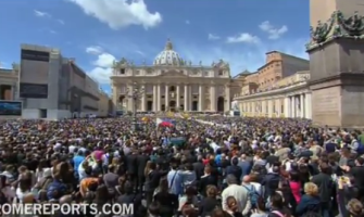 Por Cristo la Iglesia está cerca a los que sufren, dice el Papa en mensaje de Pascua 2012