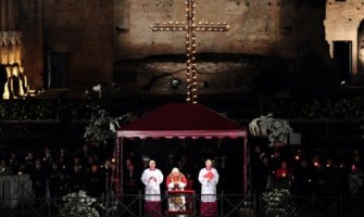 El Papa destaca el valor de la familia cristiana durante el Via Crucis en el Coliseo Romano