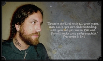 Brian Welch, guitarrista de una banda satánica, aceptó a Cristo y se bautizó en el Jordán